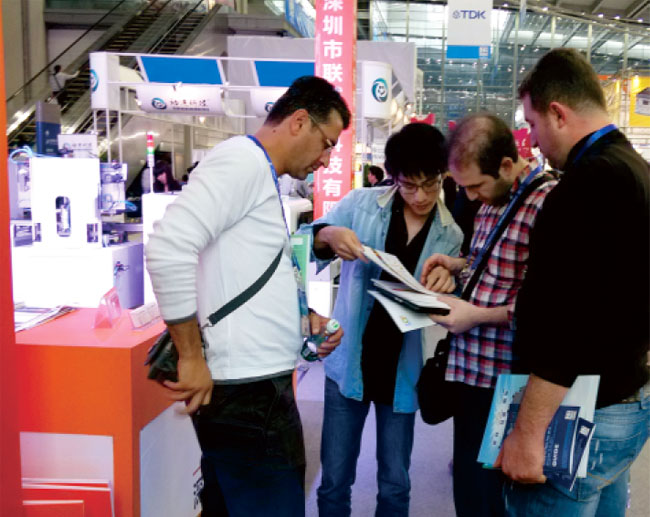 广州琶洲国际会展中心米兰milan外贸工作人员和客户交谈