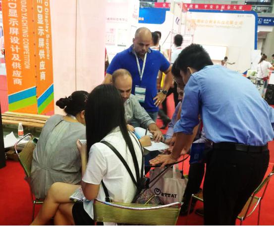 2016年深圳光博会现场米兰milan工作人员接待来访朋友客户