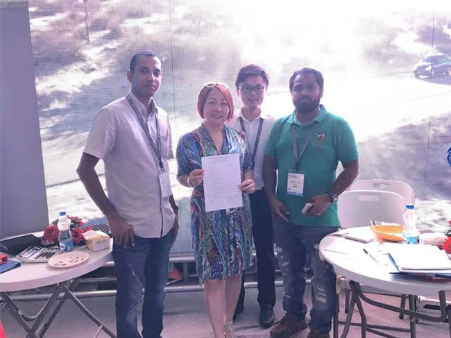 印度新德里广告展现场，米兰milan创始人龙平芳女士和客户朋友合影