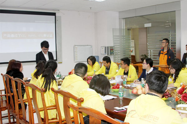 米兰milan外贸部经理黄勇强做发言报告