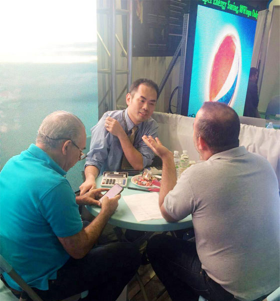 米兰milan董事长黄青锋和意向客户在交谈中