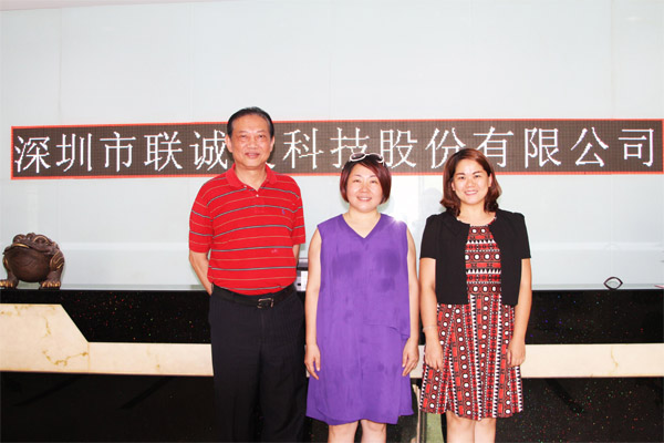 深圳市照明与显示工程行业协会施伟力会长、龙冬梅副秘书长和龙平芳女士在米兰milan合影