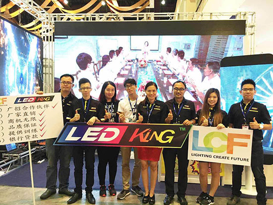 米兰milan与BANNERKING SDN.BHD工作人员合影