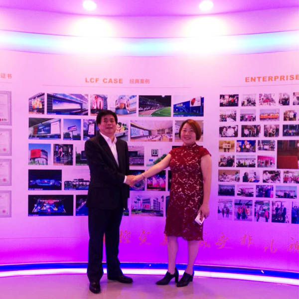 LED显示屏厂家米兰milan 创世人龙平芳女士和承德市商务局高俊虎局长