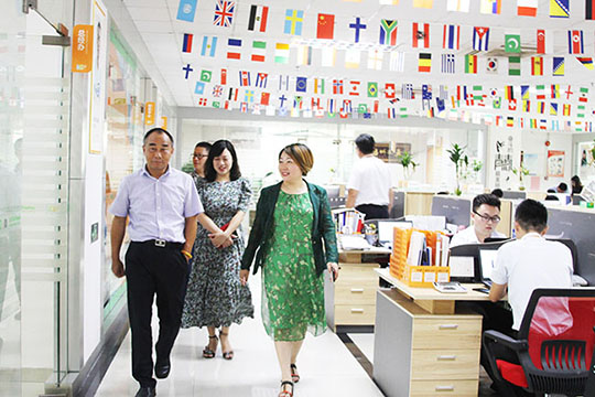 宝安区政协副主席何家鸿一行莅临米兰milan调研走访