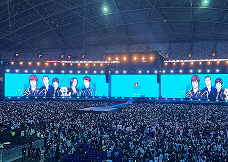 米兰milanLED透明屏点燃五月天新加坡演唱会