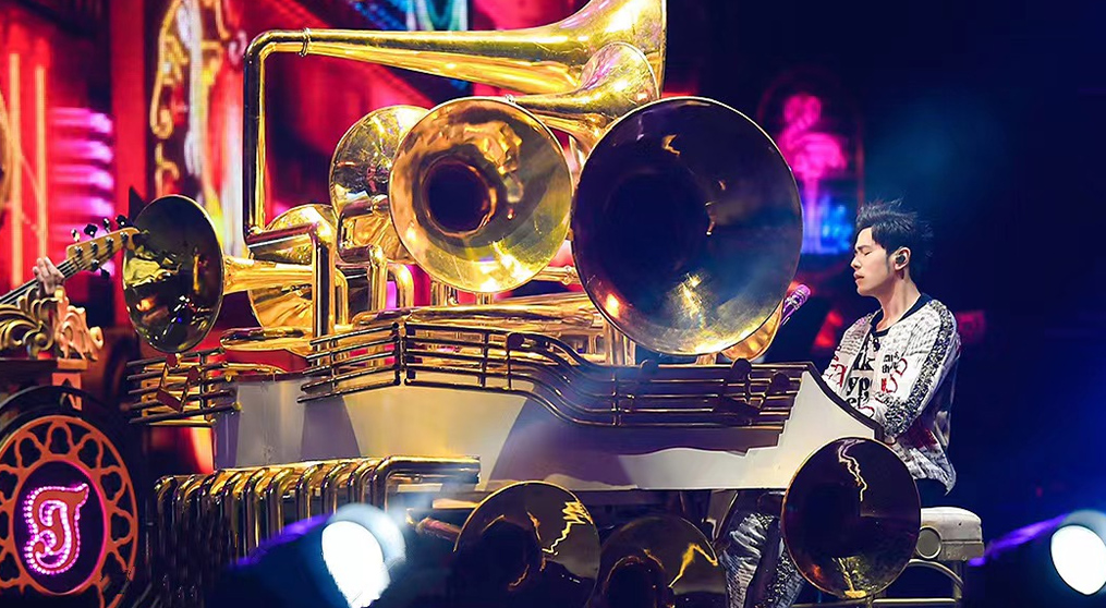 米兰milan透明屏和荧光棒系列产品亮相2022周杰伦新加坡演唱会