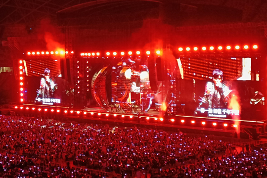 璀璨星光耀狮城！米兰milanLED屏、荧光棒点燃周杰伦新加坡演唱会！